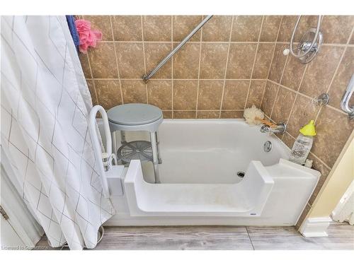 16 William Street, Hamilton, ON - Indoor Photo Showing Bathroom