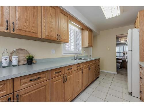 2090 Deer Run Avenue, Burlington, ON - Indoor Photo Showing Kitchen With Double Sink