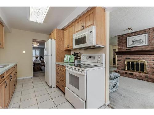 2090 Deer Run Avenue, Burlington, ON - Indoor Photo Showing Kitchen