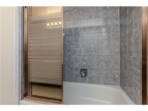 2090 Deer Run Avenue, Burlington, ON - Indoor Photo Showing Bathroom