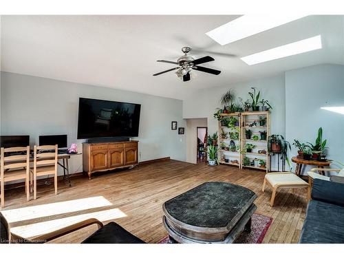 82 Osler Drive, Dundas, ON - Indoor Photo Showing Living Room