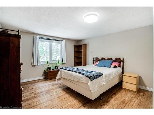 82 Osler Drive, Dundas, ON - Indoor Photo Showing Bedroom