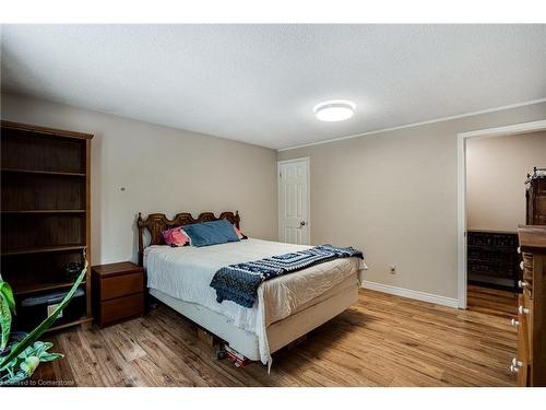 82 Osler Drive, Dundas, ON - Indoor Photo Showing Bedroom