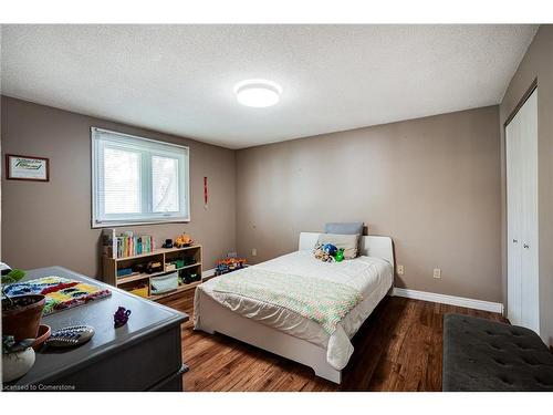 82 Osler Drive, Dundas, ON - Indoor Photo Showing Bedroom