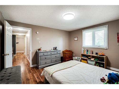 82 Osler Drive, Dundas, ON - Indoor Photo Showing Bedroom