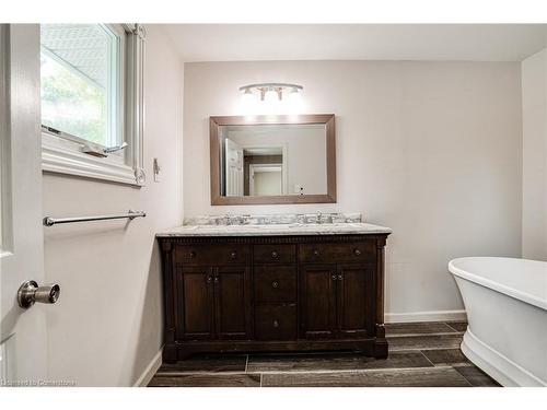 82 Osler Drive, Dundas, ON - Indoor Photo Showing Bathroom