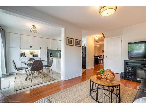 67 Golden Iris Crescent, Waterdown, ON - Indoor Photo Showing Living Room