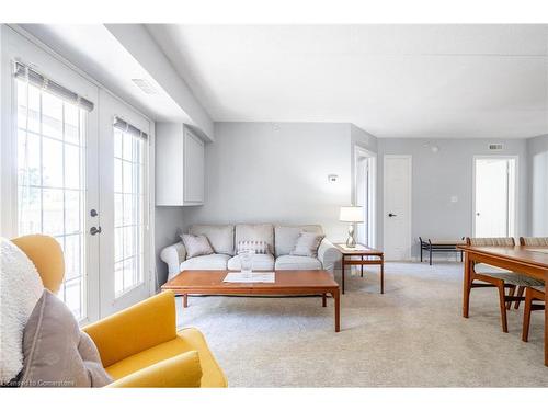 303-4003 Kilmer Drive, Burlington, ON - Indoor Photo Showing Living Room