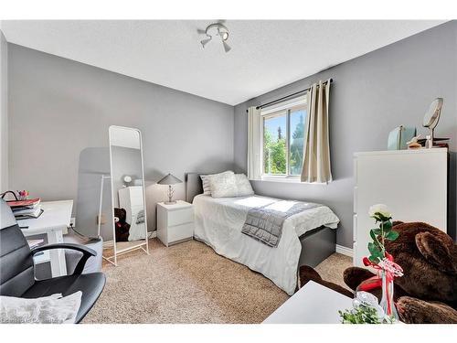 19 Falconridge Drive, Hamilton, ON - Indoor Photo Showing Bedroom