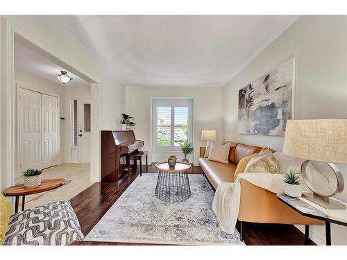 19 Falconridge Drive, Hamilton, ON - Indoor Photo Showing Living Room