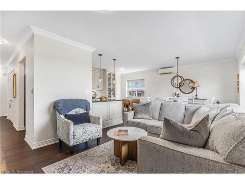 303-350 Concession Street, Hamilton, ON - Indoor Photo Showing Living Room