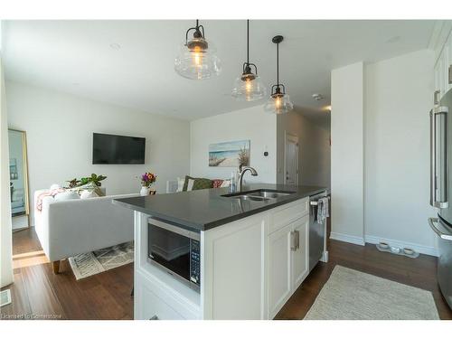 21 Lamb Crescent, Thorold, ON - Indoor Photo Showing Kitchen With Double Sink With Upgraded Kitchen