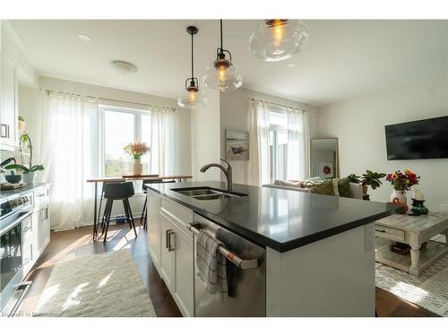 21 Lamb Crescent, Thorold, ON - Indoor Photo Showing Kitchen With Double Sink With Upgraded Kitchen