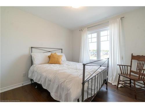 21 Lamb Crescent, Thorold, ON - Indoor Photo Showing Bedroom