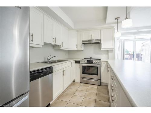 214-170 Rockhaven Lane, Waterdown, ON - Indoor Photo Showing Kitchen With Double Sink With Upgraded Kitchen