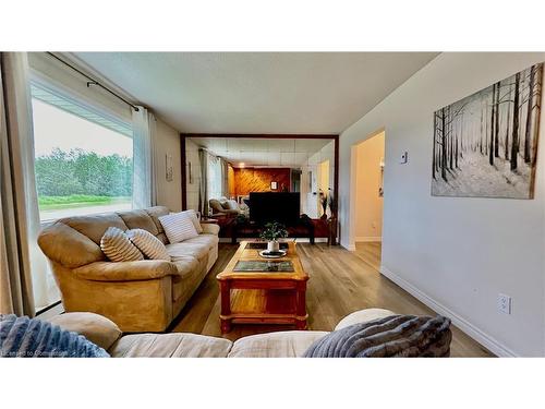 6 Deer Avenue, Manitouwadge, ON - Indoor Photo Showing Living Room