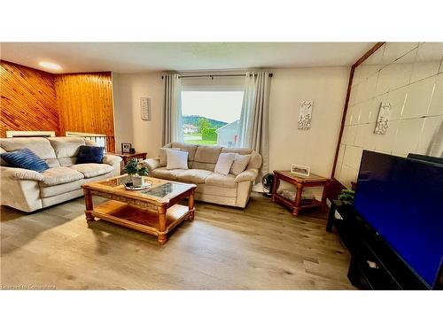 6 Deer Avenue, Manitouwadge, ON - Indoor Photo Showing Living Room