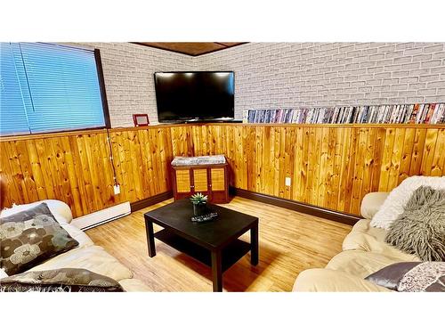 6 Deer Avenue, Manitouwadge, ON - Indoor Photo Showing Living Room