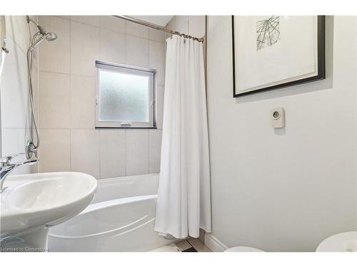 211 Herkimer Street, Hamilton, ON - Indoor Photo Showing Bathroom