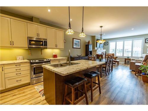 27 Andrew Lane, Thorold, ON - Indoor Photo Showing Kitchen With Double Sink