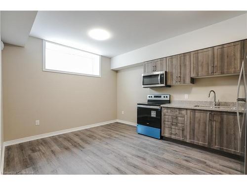 B-183 Rykert Street, St. Catharines, ON - Indoor Photo Showing Kitchen