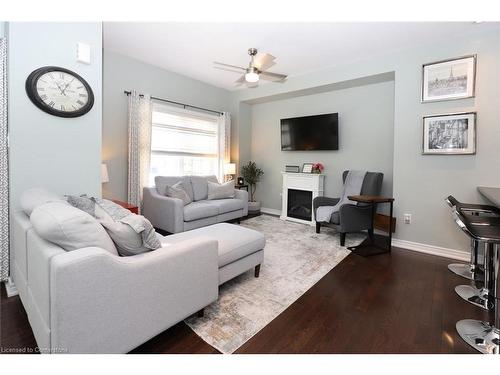 38-515 Winston Road, Grimsby, ON - Indoor Photo Showing Living Room