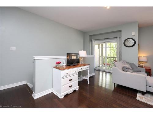 38-515 Winston Road, Grimsby, ON - Indoor Photo Showing Living Room