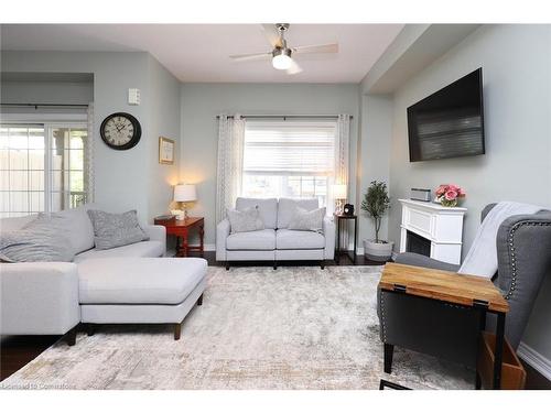 38-515 Winston Road, Grimsby, ON - Indoor Photo Showing Living Room