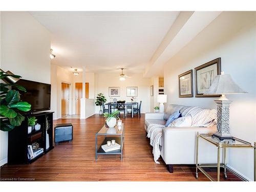 410-2085 Amherst Heights Drive, Burlington, ON - Indoor Photo Showing Living Room