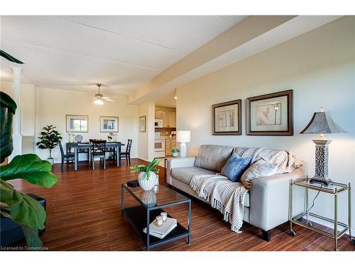 410-2085 Amherst Heights Drive, Burlington, ON - Indoor Photo Showing Living Room