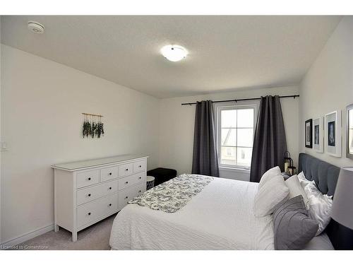 8 Sharp Drive, Ancaster, ON - Indoor Photo Showing Bedroom