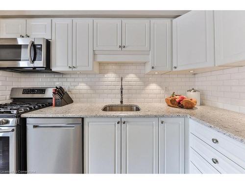 42-2470 Headon Forest Drive, Burlington, ON - Indoor Photo Showing Kitchen With Upgraded Kitchen