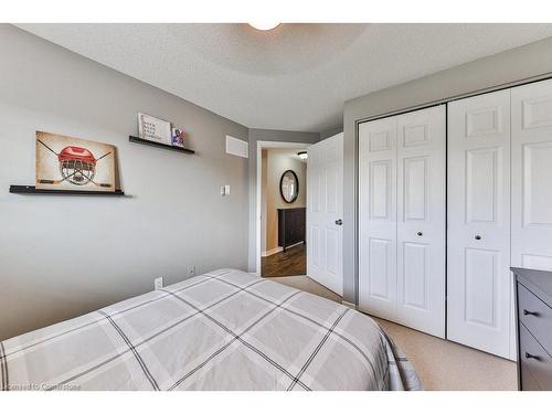 42-2470 Headon Forest Drive, Burlington, ON - Indoor Photo Showing Bedroom