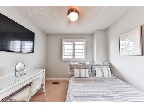 42-2470 Headon Forest Drive, Burlington, ON - Indoor Photo Showing Bedroom