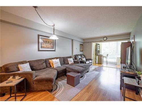 B3-7 Gale Crescent, St. Catharines, ON - Indoor Photo Showing Living Room