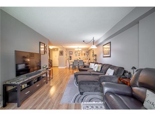 B3-7 Gale Crescent, St. Catharines, ON - Indoor Photo Showing Living Room