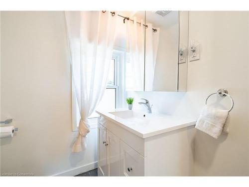 49 Elizabeth Street, St. Catharines, ON - Indoor Photo Showing Bathroom