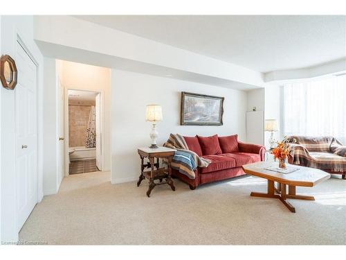 103-200 Limeridge Road W, Hamilton, ON - Indoor Photo Showing Living Room