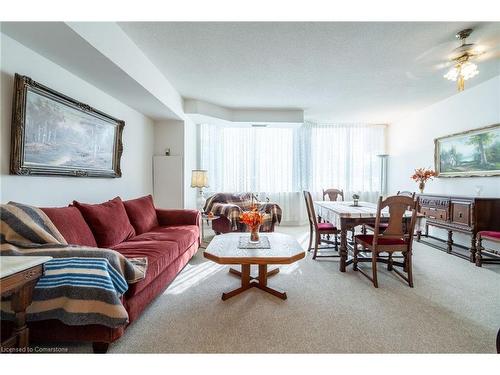 103-200 Limeridge Road W, Hamilton, ON - Indoor Photo Showing Living Room