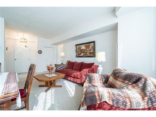 103-200 Limeridge Road W, Hamilton, ON - Indoor Photo Showing Living Room