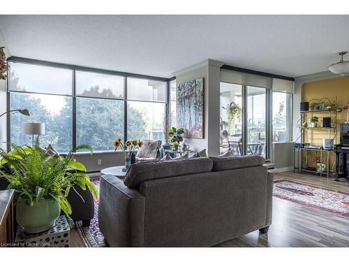 507-75 Queen Street N, Hamilton, ON - Indoor Photo Showing Living Room