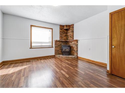 18 Fairholt Road N, Hamilton, ON - Indoor Photo Showing Living Room With Fireplace