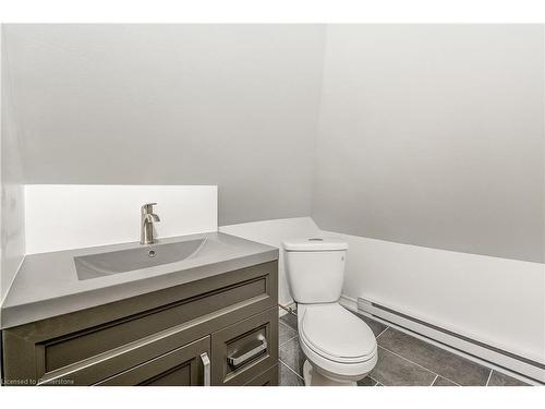 18 Fairholt Road N, Hamilton, ON - Indoor Photo Showing Bathroom