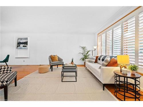 38 Osler Drive, Dundas, ON - Indoor Photo Showing Living Room