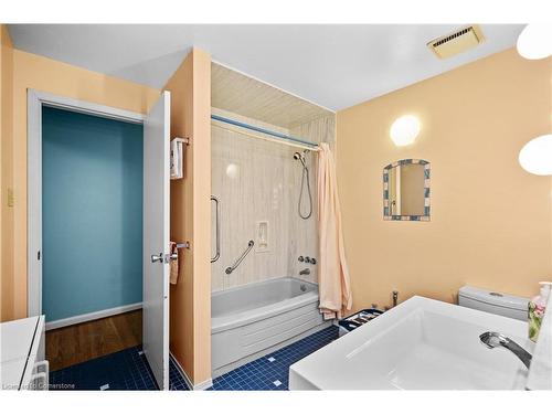 38 Osler Drive, Dundas, ON - Indoor Photo Showing Bathroom