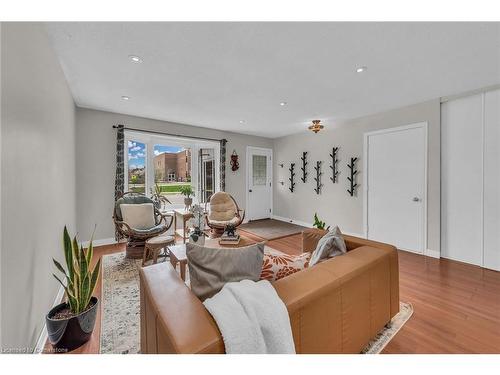 32 Braeheid Avenue, Waterdown, ON - Indoor Photo Showing Living Room