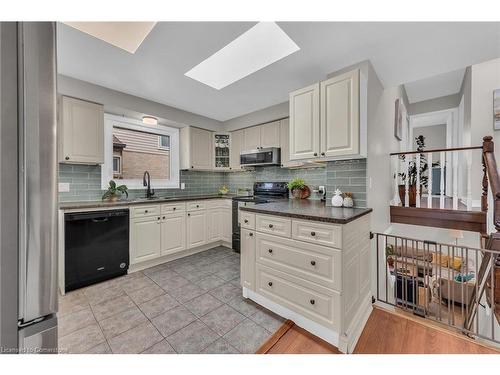 32 Braeheid Avenue, Waterdown, ON - Indoor Photo Showing Kitchen