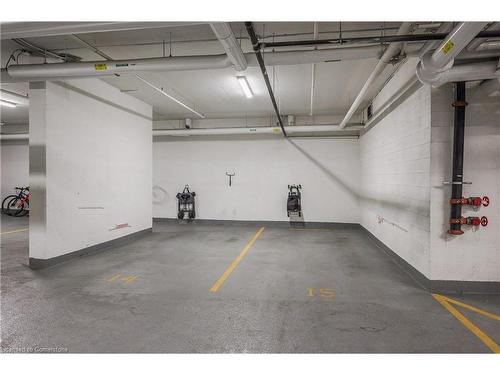 1508-2025 Maria Street, Burlington, ON - Indoor Photo Showing Garage