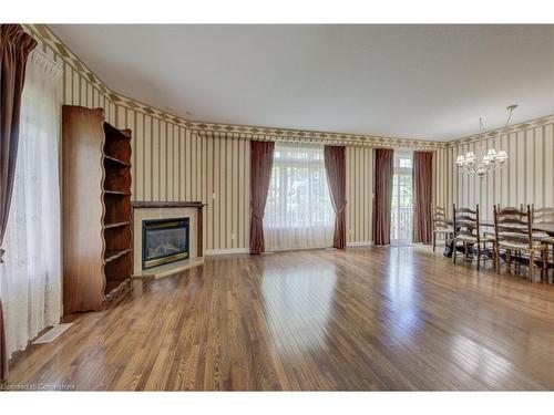 21-120 Beddoe Drive, Hamilton, ON - Indoor Photo Showing Living Room With Fireplace