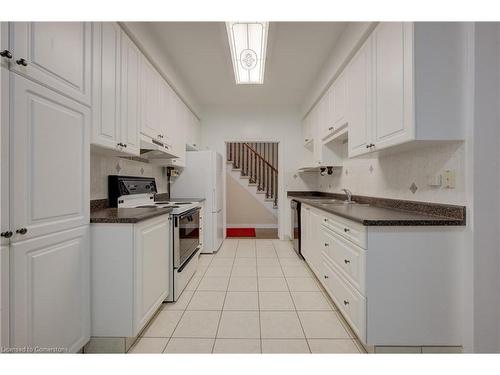 21-120 Beddoe Drive, Hamilton, ON - Indoor Photo Showing Kitchen